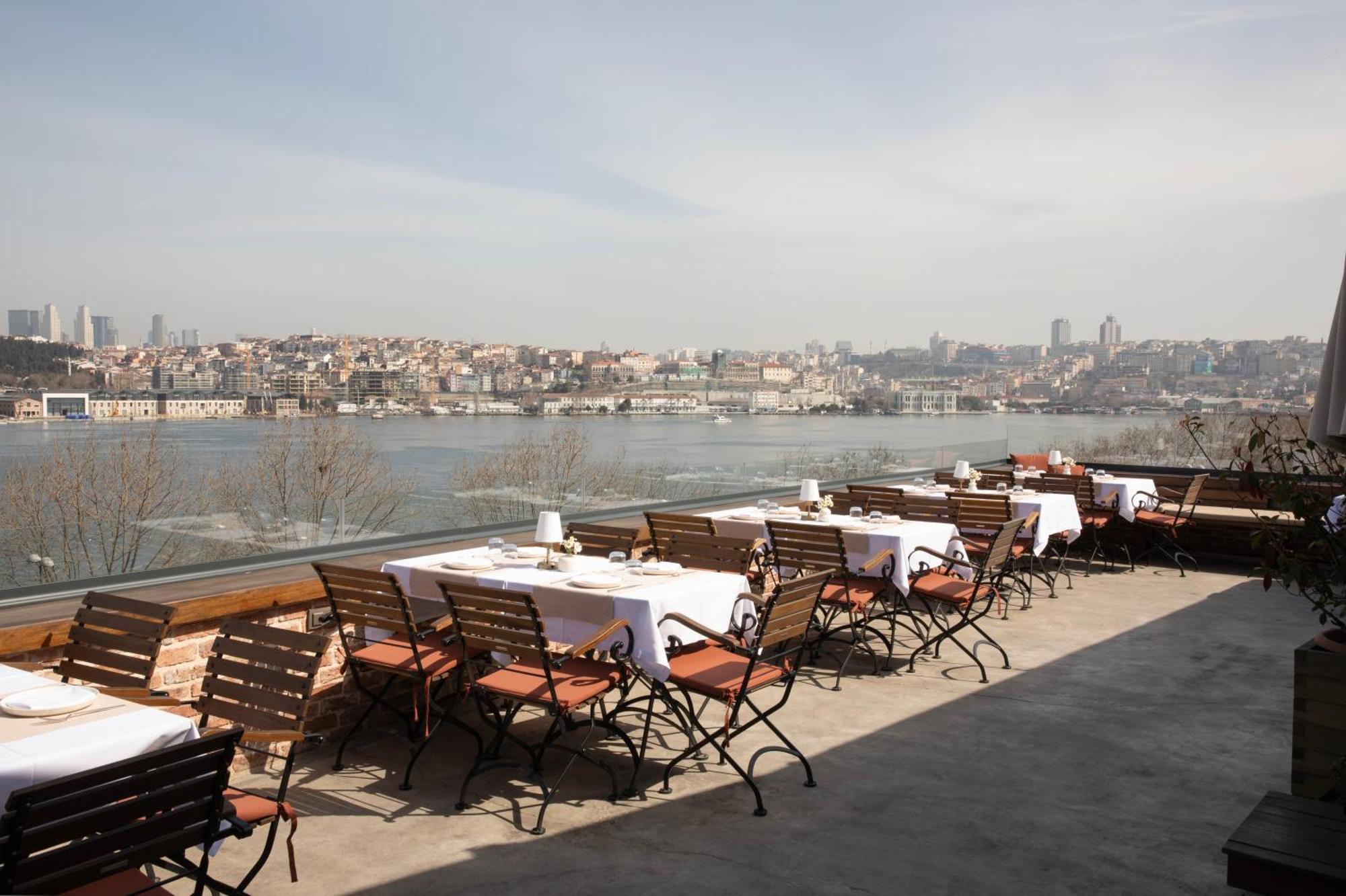 Istanbul Old City Colorful Houses Balat Petrion Hotel — Photos 3